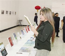 11月24日，在黎巴嫩首都贝鲁特的联合国教科文宫，一名来宾在中国优秀出版物展现场阅读展出的书籍。新华社记者 李良勇 摄